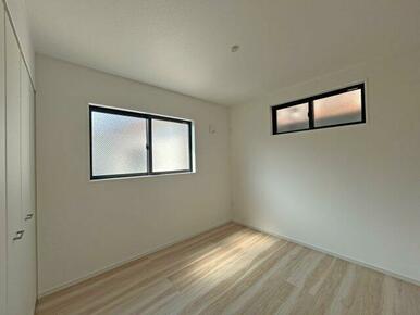 2階5.2帖洋室です。ナチュラルデザインは、お部屋のコーディネート自由自在！