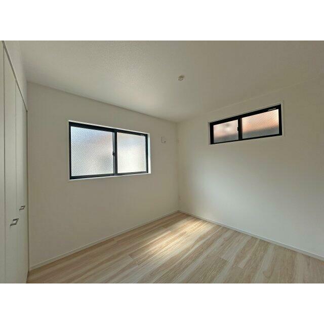 2階5.2帖洋室です。ナチュラルデザインは、お部屋のコーディネート自由自在！