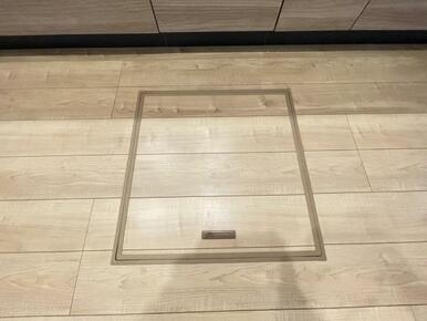 お漬物を漬けたり、鍋などの季節物をしまっておける便利な床下収納！