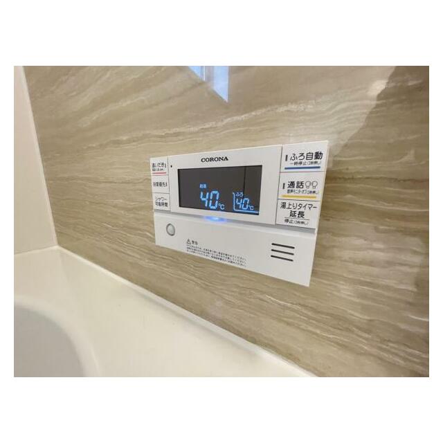 ボタンひとつでお湯張りや追い焚き、温度調整までしてくれる便利なオートバス機能付き