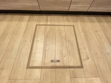 お漬物を漬けたり、鍋などの季節物をしまっておける便利な床下収納！