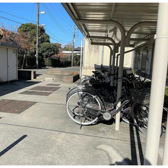 屋根付き駐輪場完備