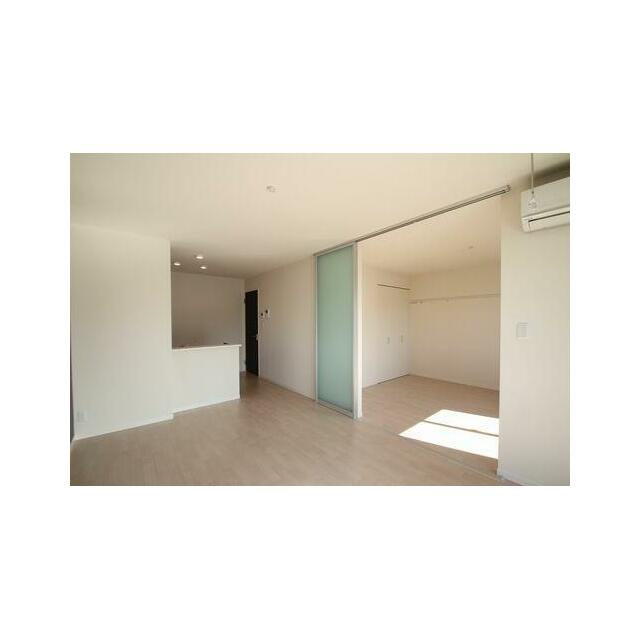 【洋室⇔ＬＤＫ】南向きで日当たり良好の物件です☆リビングと洋室を仕切るスライディングスクリーンを開…