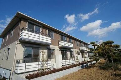 上下ツートンカラーの外壁を採用。