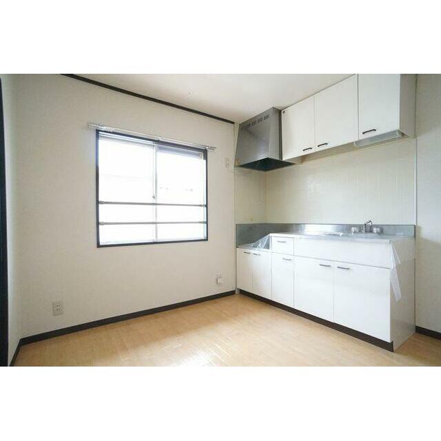 【５．０帖キッチン室】吊り戸棚のついたキッチンです！！