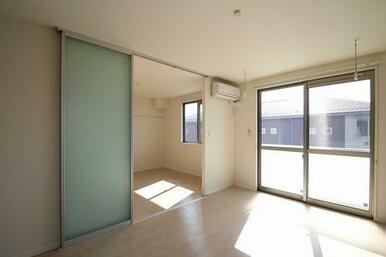 【ＬＤＫ⇔洋室】南向きで日当たり良好の物件です☆リビングと洋室を仕切るスライディングスクリーンを開…