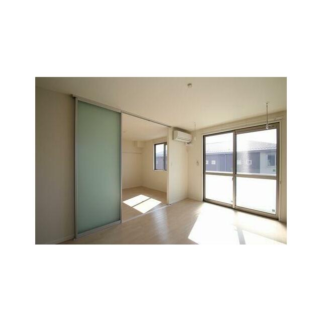 【ＬＤＫ⇔洋室】南向きで日当たり良好の物件です☆リビングと洋室を仕切るスライディングスクリーンを開…