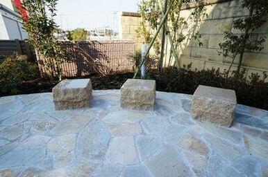 外部共用部にはベンチを配置。