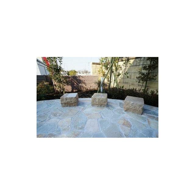 外部共用部にはベンチを配置。