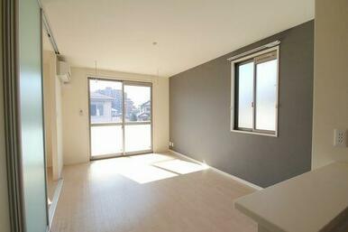 【ＬＤＫ】アクセントクロスを採用したオシャレなリビング☆エアコン１台、室内物干しがついております☆