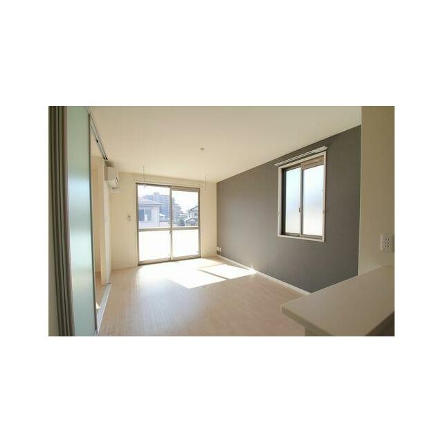 【ＬＤＫ】アクセントクロスを採用したオシャレなリビング☆エアコン１台、室内物干しがついております☆
