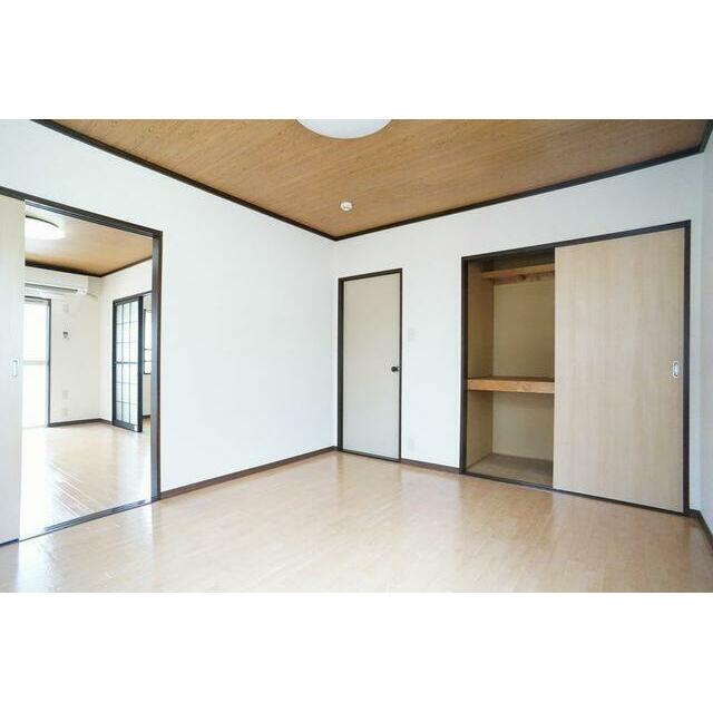 【６．４帖北側洋室】こちらの洋室には大きいサイズの収納が付いております。寝室にオススメのお部屋です…