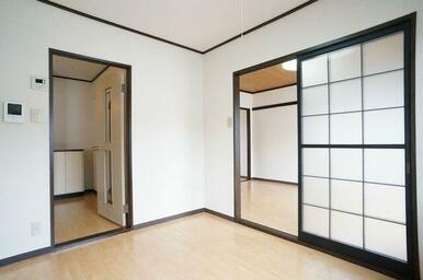 【５．０帖キッチン室】キッチン室には、訪問者の顔が見えるカラーモニター付きインターフォンがございま…