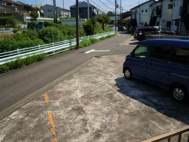 敷地内駐車場、部屋から駐車場が見えます