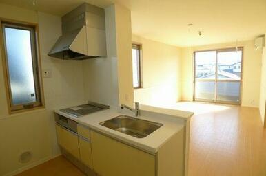 ☆お手入れ楽々ＩＨコンロ＆魚焼グリル付システムキッチン！ＩＨコンロは火を使わないので火災の恐れが少…