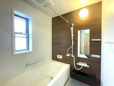 心地よい入浴を可能にした形状の浴槽は安全面を考慮し床に凹凸が付いています。