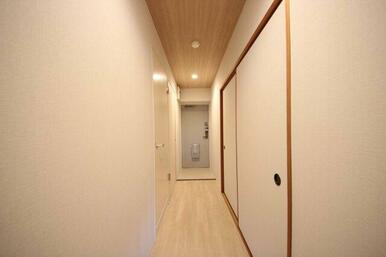通路から見た玄関