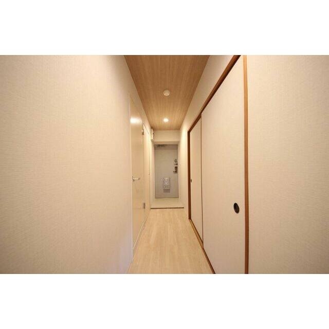 通路から見た玄関
