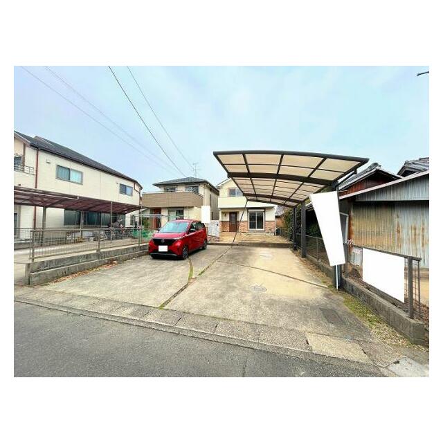 「駐車スペース」並列2台駐車可能。幅約8m、奥行約7mと自転車などを置くスペースも確保できます。