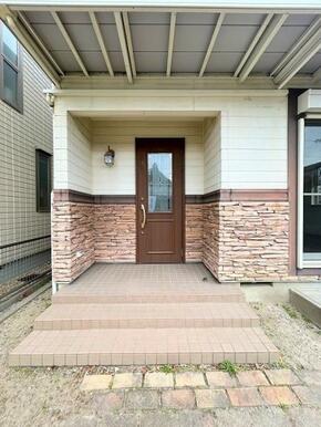 「玄関」ブラウンの扉とタイルの配色が統一感があります。