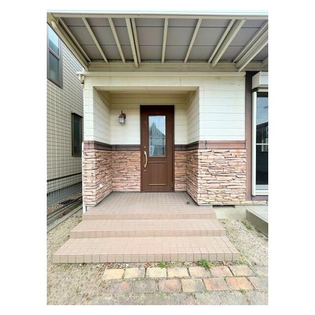 「玄関」ブラウンの扉とタイルの配色が統一感があります。