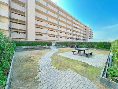 「共有部」2階部分から入れる公園がございます。