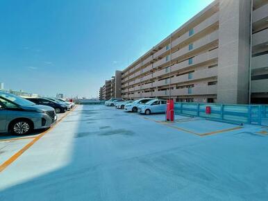 「敷地内駐車場」81番（マンション側右から3番目）を3月から使用可能です。