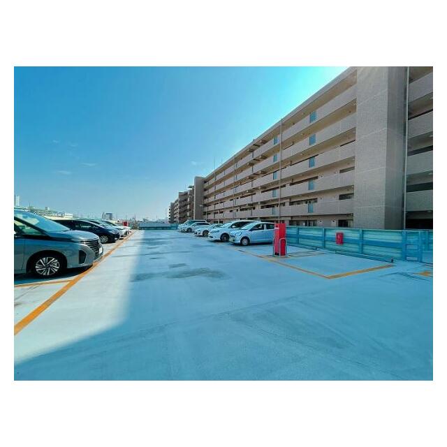 「敷地内駐車場」81番（マンション側右から3番目）を3月から使用可能です。