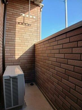 暖かな日差しのふりそそぐバルコニー