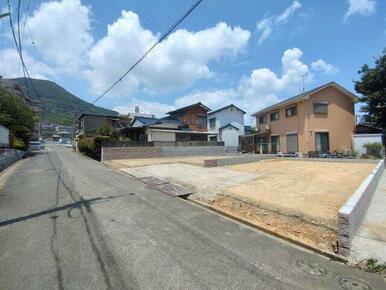 ゆとりある前面道路６ｍ！見通しが良くお子様の飛び出しも安心で、駐車スペースへの入出庫もスムーズ