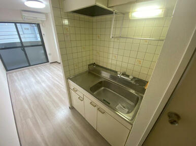 ガスコンロは付いていません。