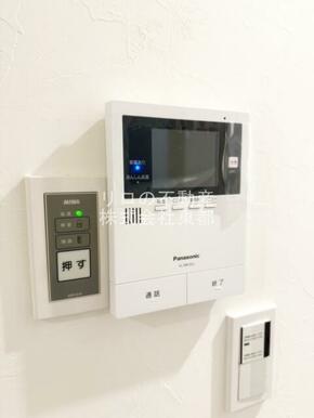 来訪者の姿を確認できるTVモニター付インターホン設置済です！