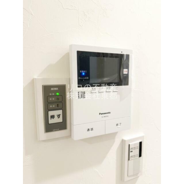 来訪者の姿を確認できるTVモニター付インターホン設置済です！
