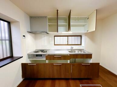 「キッチン」新品交換済のシステムキッチン、大容量収納付き