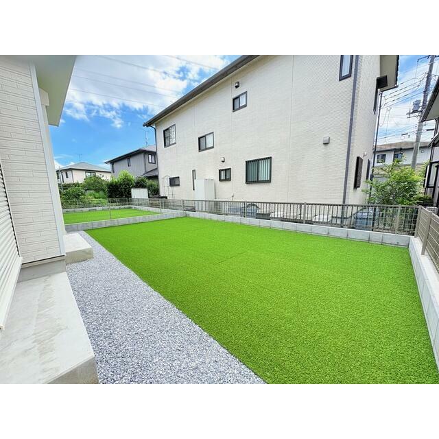 ゆとりのある庭スペース♪ お子さまの遊び場としてはもちろん、ガーデニングやプランターを置くスペースとしても活用できます。 家族の暮らしに合わせて、さまざまな使い方を楽しめる屋外スペースです♪