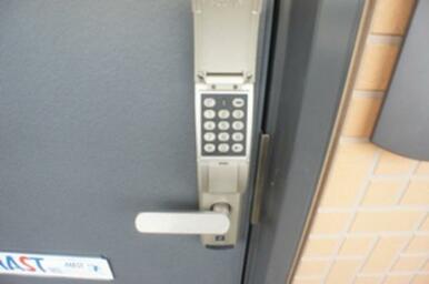 玄関の鍵にはデジタロックを採用♪暗証番号の入力で開錠できますので、鍵を持ち歩かなくていいです☆鍵の紛