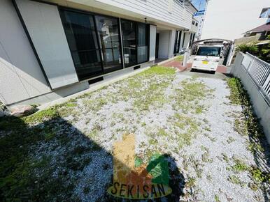 駐車場は２台余裕を持って駐車出来ます♪車種によっては３台駐車も可！