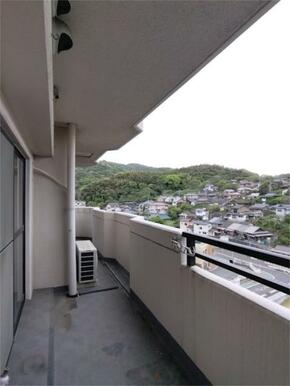 開放的なバルコニーは、周囲の街並みと豊かな緑を望む眺望が魅力。心地よい風を感じながら、リラックスタイ