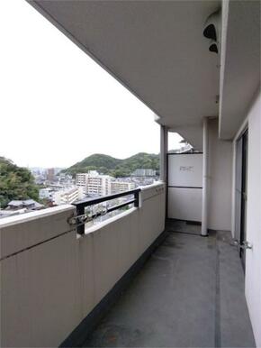 開放感のあるバルコニーから、街並みと自然が調和した眺望をお楽しみいただけます。爽やかな風を感じながら