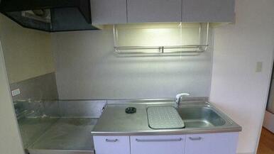 キッチンです。お料理スペースもしっかり取れている大きめサイズです！！水回りはスッキリ使い勝手の良い…