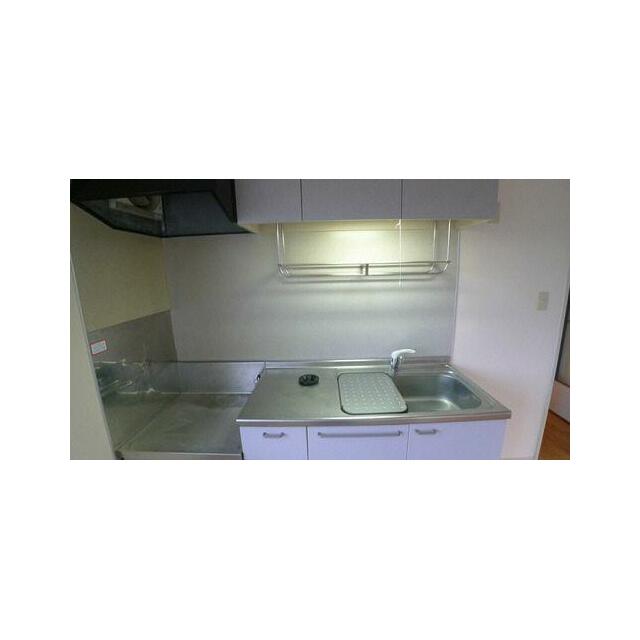 キッチンです。お料理スペースもしっかり取れている大きめサイズです！！水回りはスッキリ使い勝手の良い…