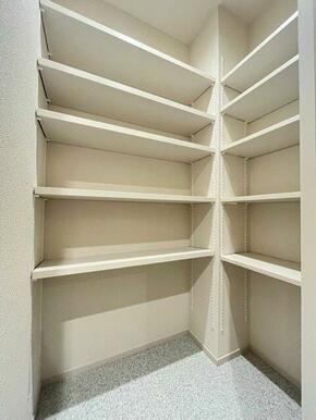 大型のシューズインクロゼットを設けました。靴類やゴルフバッグやベビーカーなども収納できます。