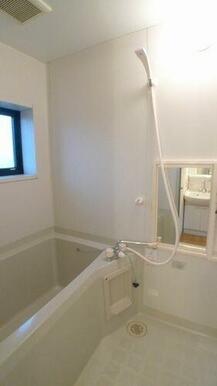 浴室です。嬉しい小窓付き！