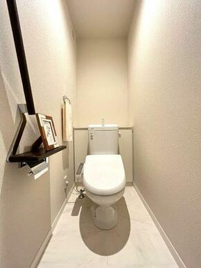 小物はイメージです。快適に過ごせる温水洗浄機能付き便座