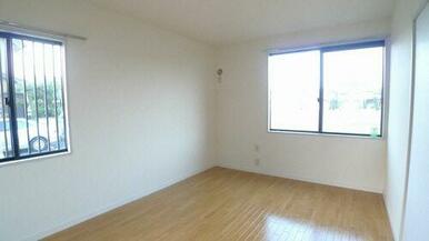 ５．９帖の洋室です。二面採光です。