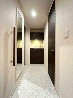 下駄箱は可動棚になっているのでブーツなども収納出来ます