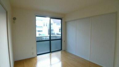 ５．９帖の洋室です。右手は大きな収納がございます。