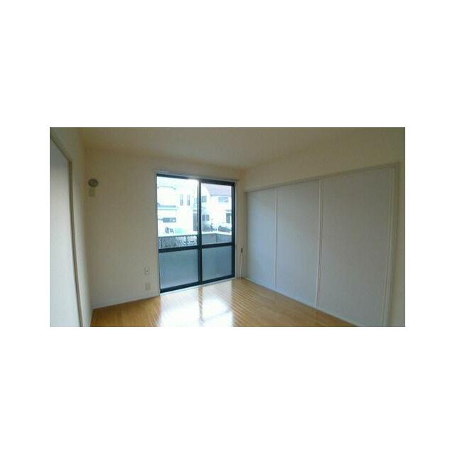 ５．９帖の洋室です。右手は大きな収納がございます。