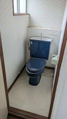 窓付きのトイレです