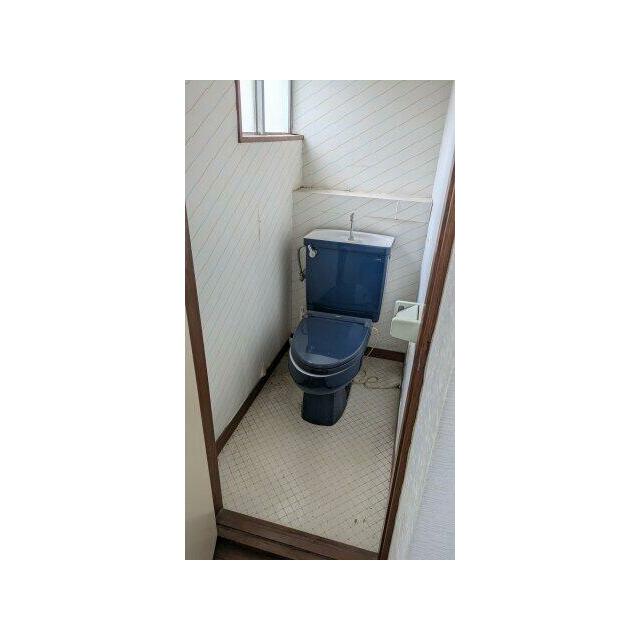窓付きのトイレです